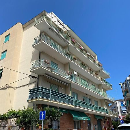 Il Mare In Piazza Apartment Albisola Superiore Bagian luar foto